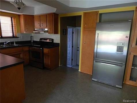 4th image of 28926 James Dr