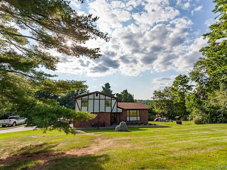 15 Cindy Ln — Photo 1
