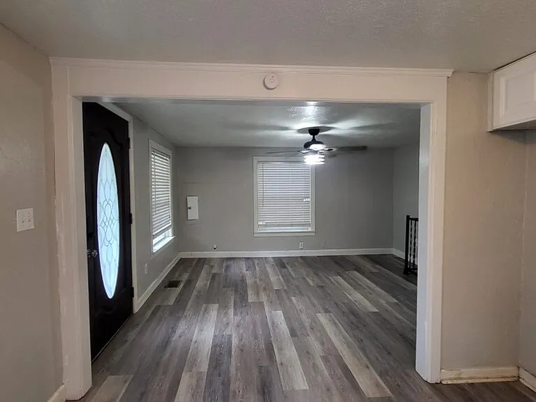 203 E Farmer St — Photo 9