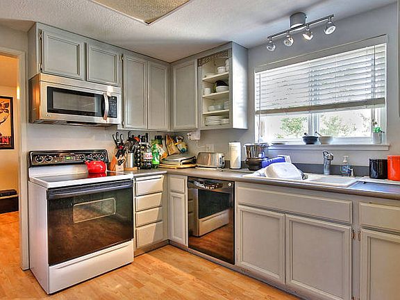 Kitchen w/Newer Appliances and Upgraded Countertops