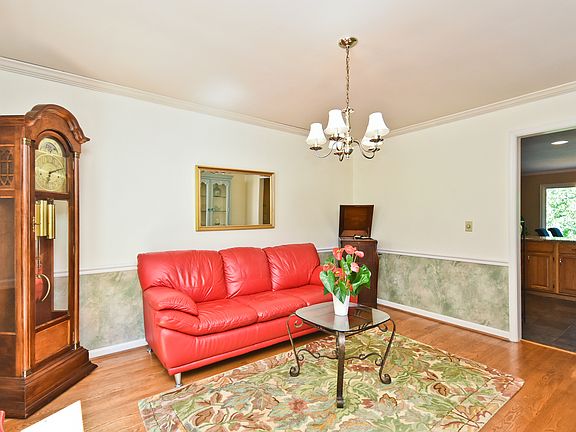 3rd image of 218 Oak Ct