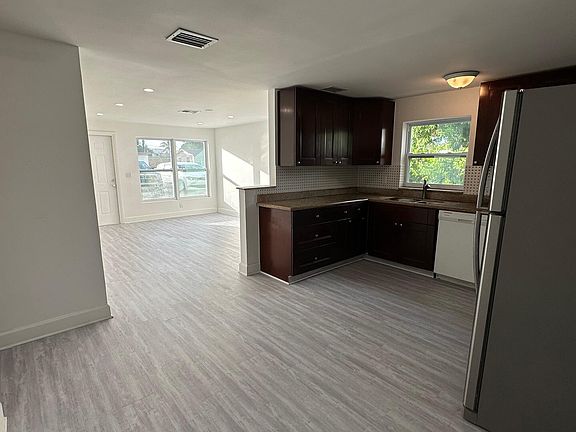 4th image of 476 NW 3rd Ave
