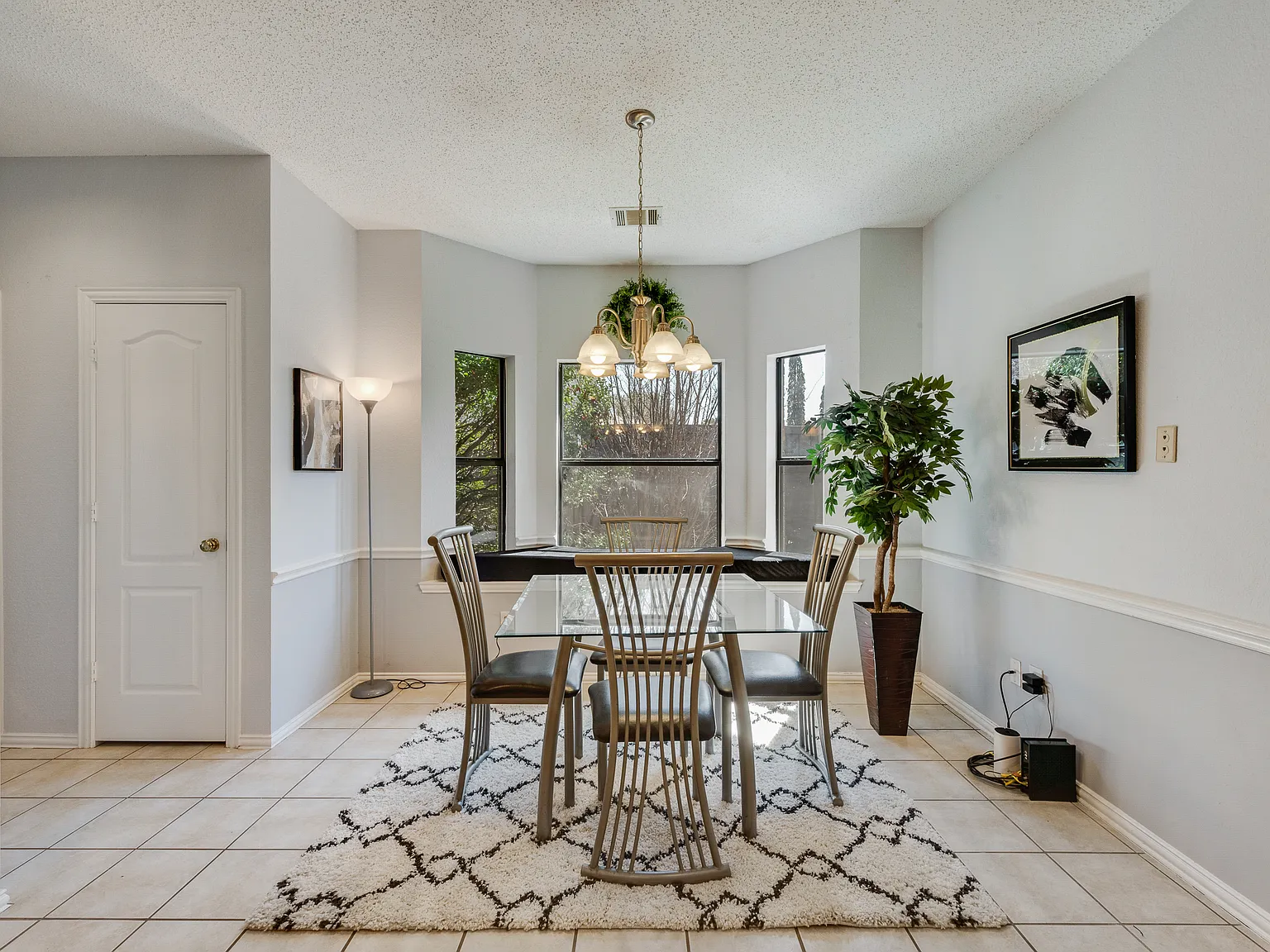 6 bed, 3.5 bath, 3300 sqft, $6,240 — Photo 4