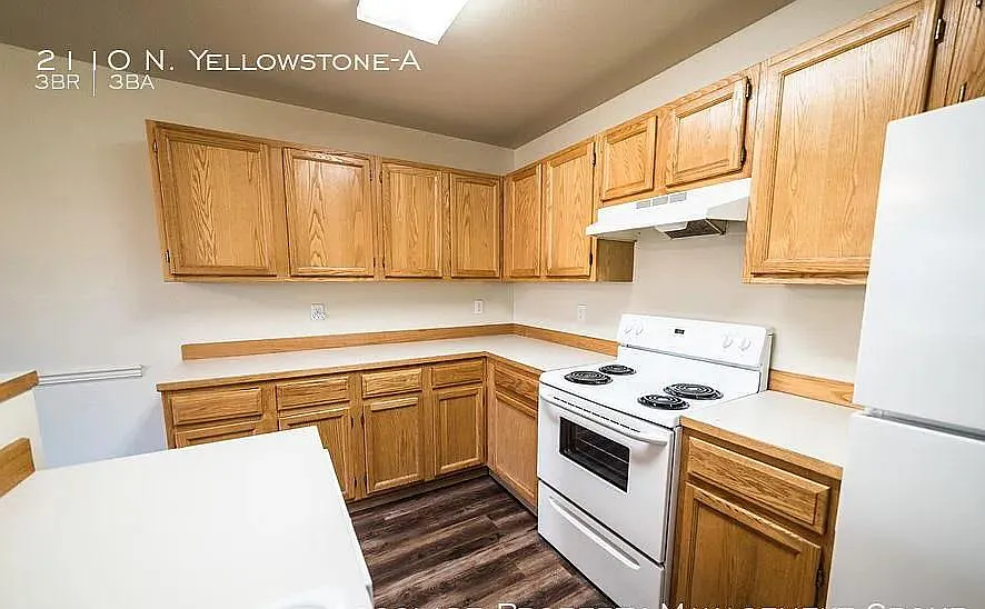 3 bed, 2.5 bath, 1351 sqft, $1,800 — Photo 3