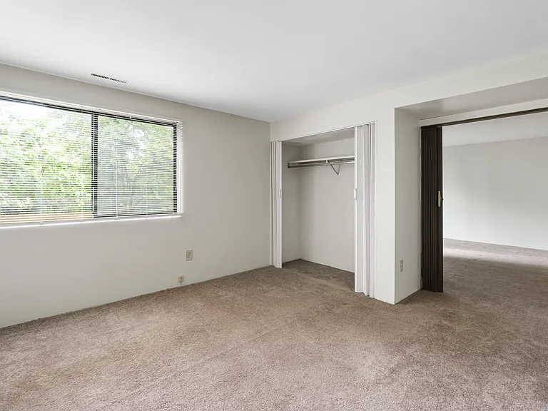 Greenwich Manor Apartments — Photo 72