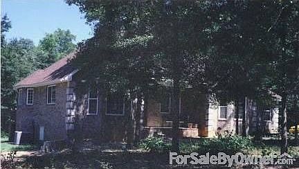 West corner - front : Shade trees shadows the house from the evening sun