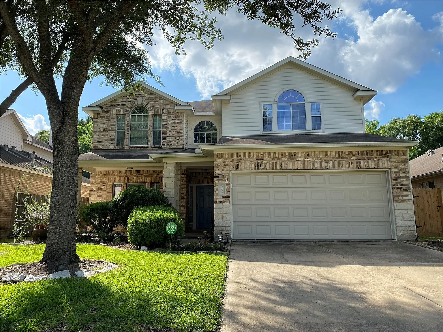 3 bed, 2.5 bath, 2340 sqft, $2,100 — Photo 1