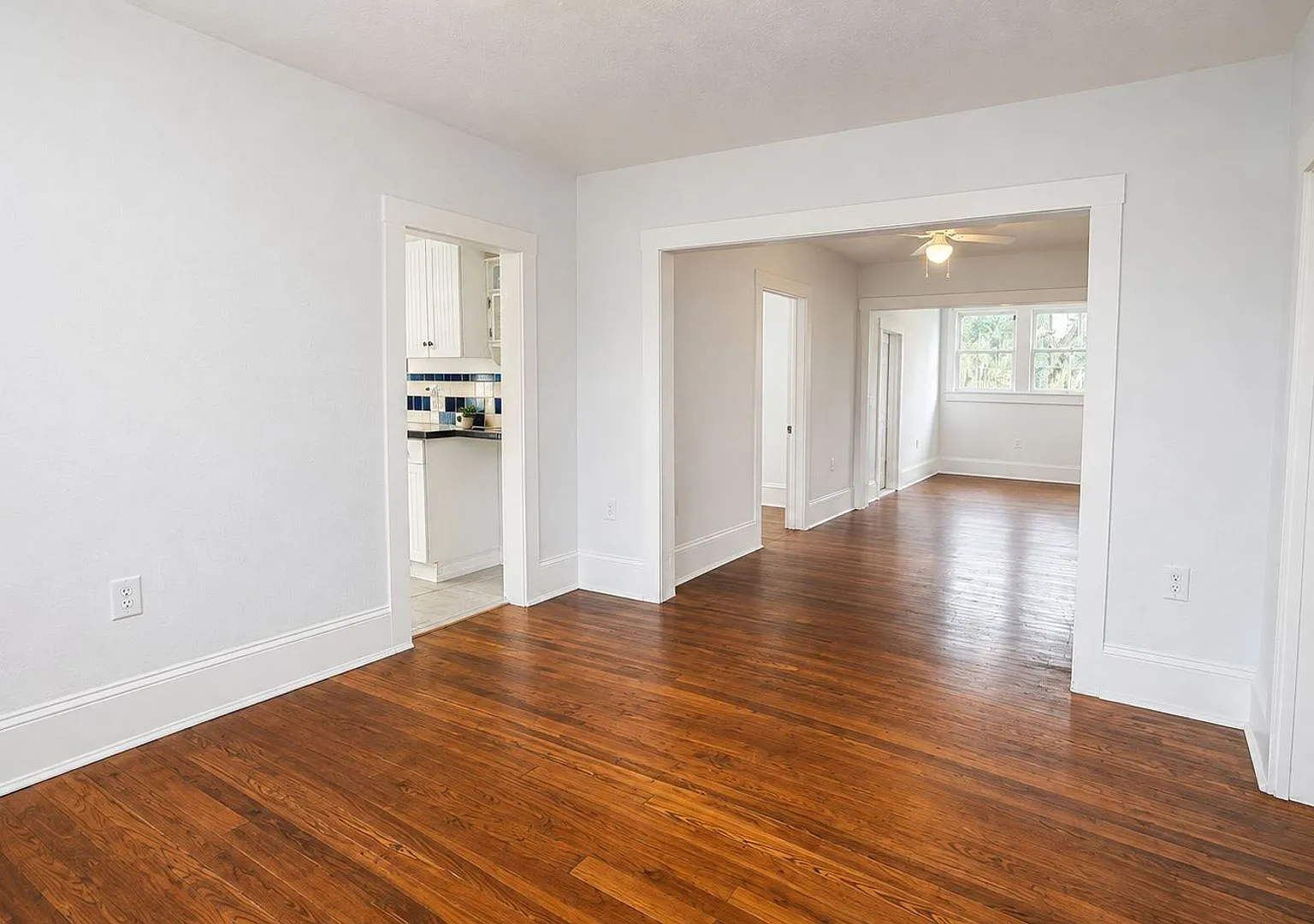 Unique 2 Bedroom Apartment in Downtown Leesburg Across from the Park — Photo 4