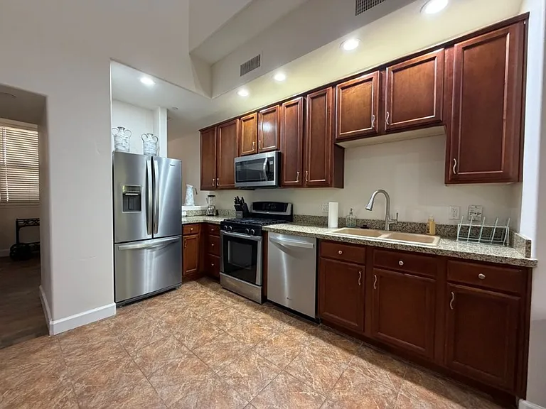 555 W 6th St — Photo 20