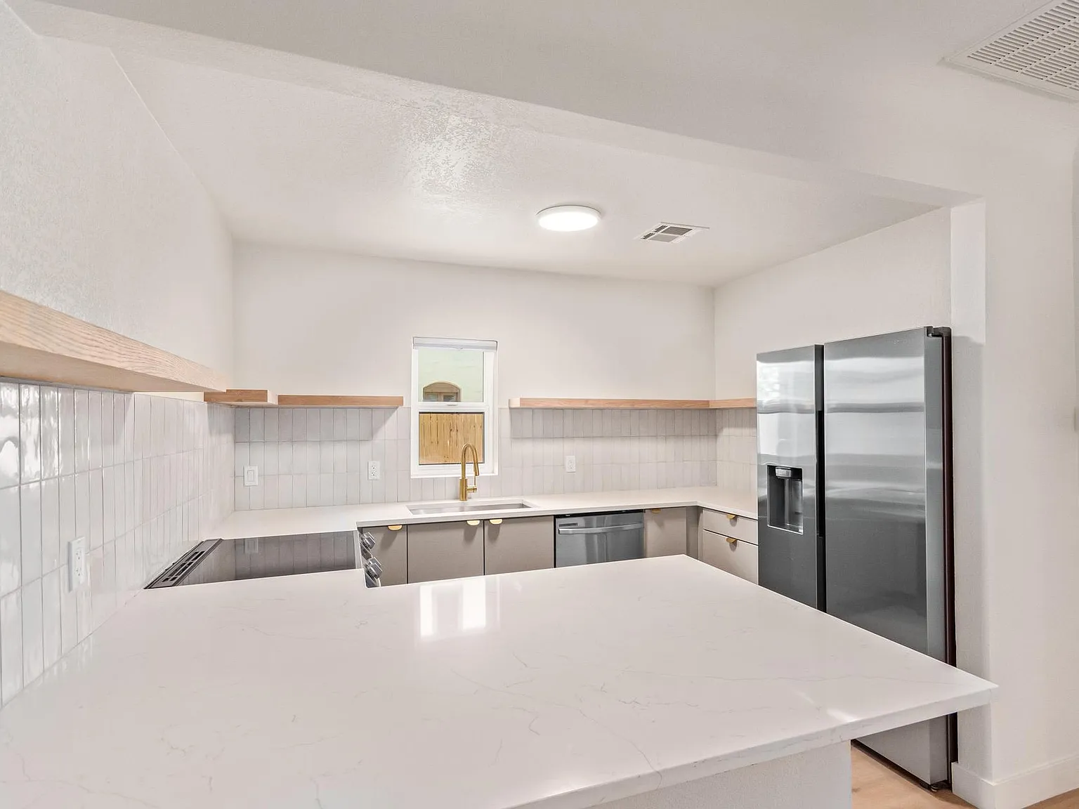2 bed, 940 sqft, $2,350 — Photo 2
