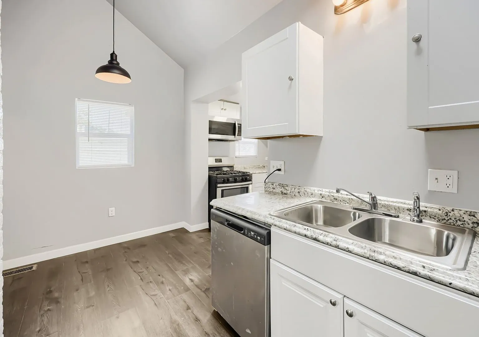 Charming 3BR Duplex in Aurora — Photo 2