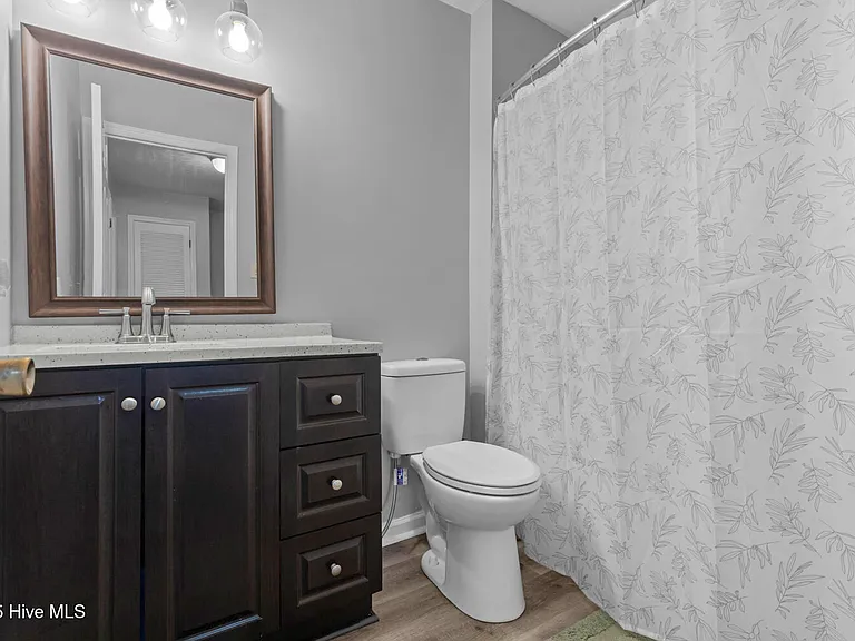 210 E Willowood Ln — Photo 15