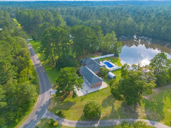 654 Lakeview Cir, Douglas, GA 31535