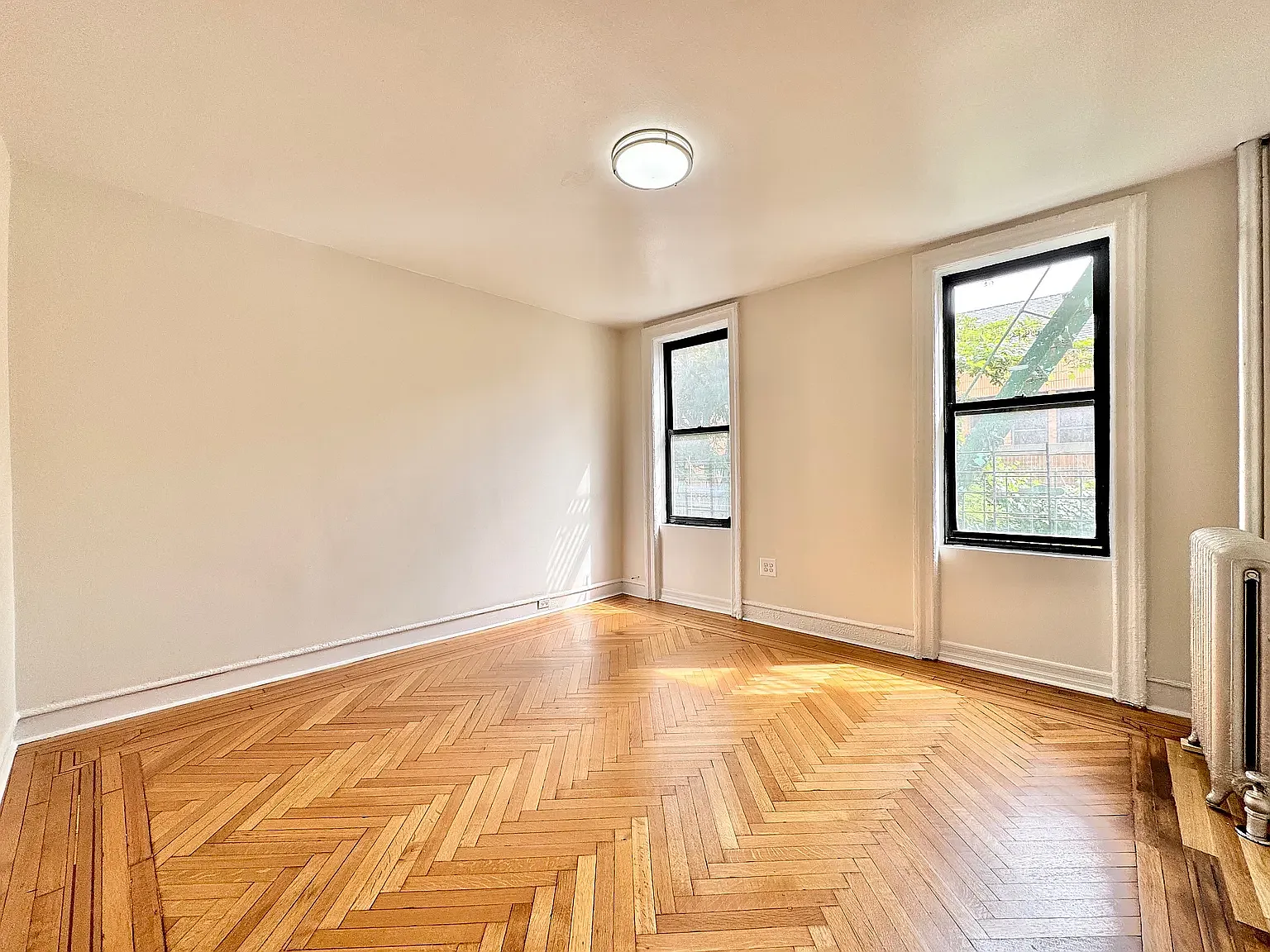 2226 Loring Place North — Photo 2