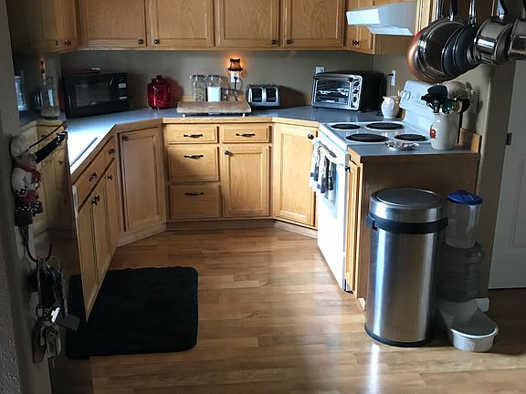 Kitchen: lots of cabinets