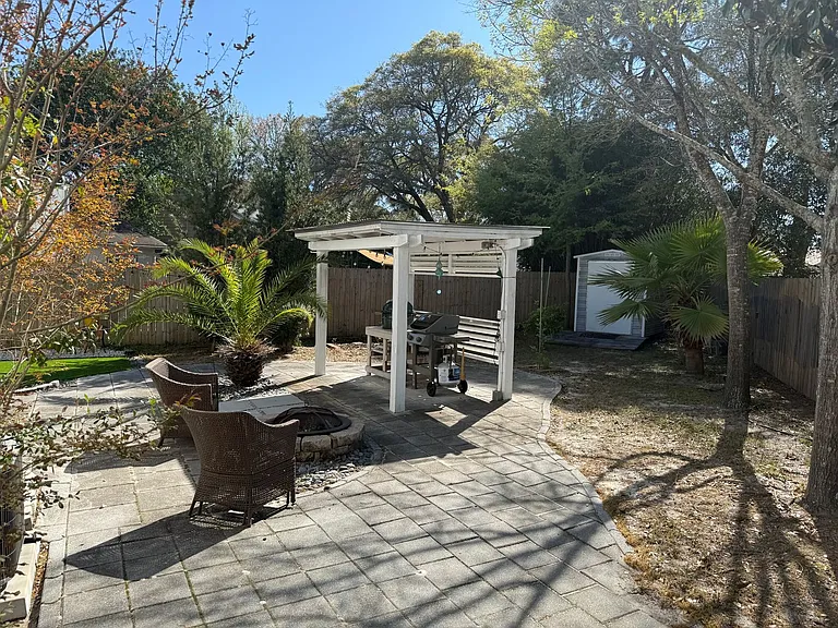 422 Canterbury Ct NW — Photo 30