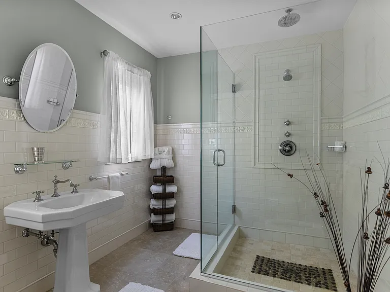 2856 Glendower Ave — Photo 3