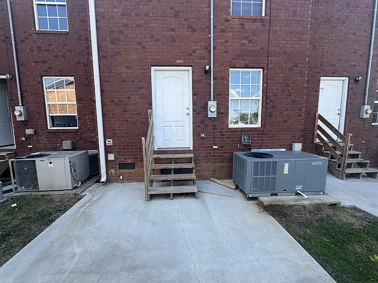 814 Sevier St — Photo 12