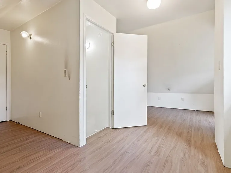 2110 College St - Cedar Falls — Photo 7