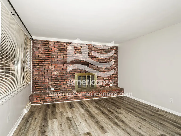 1793906_004_living_room_4.jpg