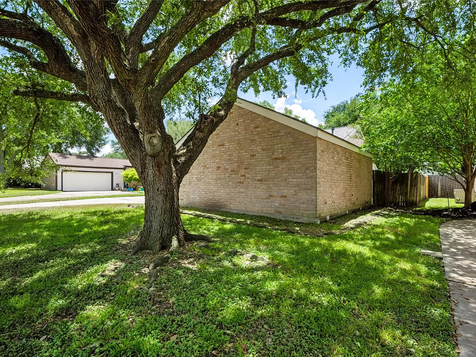 4 bed, 2.0 bath, 1657 sqft, $2,275 — Photo 2