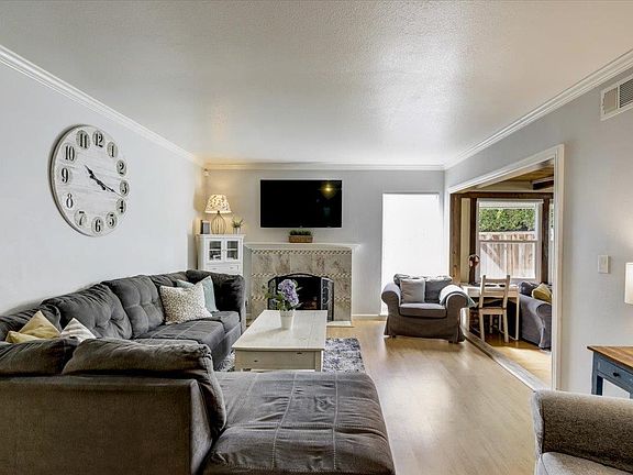 3rd image of 697 Glenburry Way