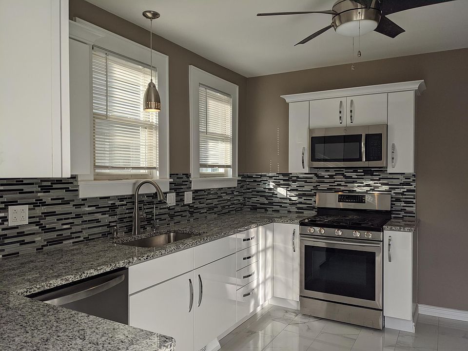 Kitchen w/ granite counter