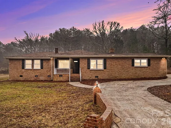 1994 Greenleaf Rd, Clover, SC 29710