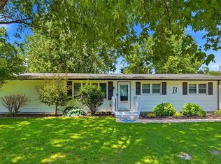 211 E Meadow Ln, Columbus Junction, IA 52738