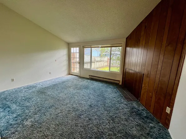Edgewood Triplex, 3926 Edgewood Dr APT B, North Bend, OR 97459