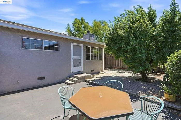1318 Hudson St — Photo 11