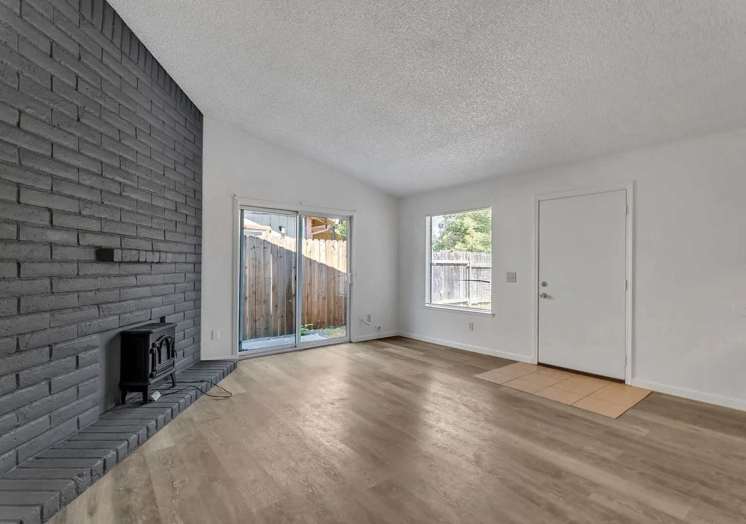 3936 - 3944 Renick Way — Photo 3