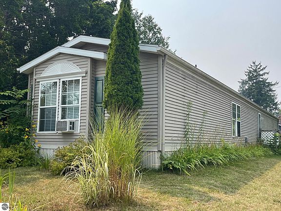 2nd image of 2113 Lincoln St