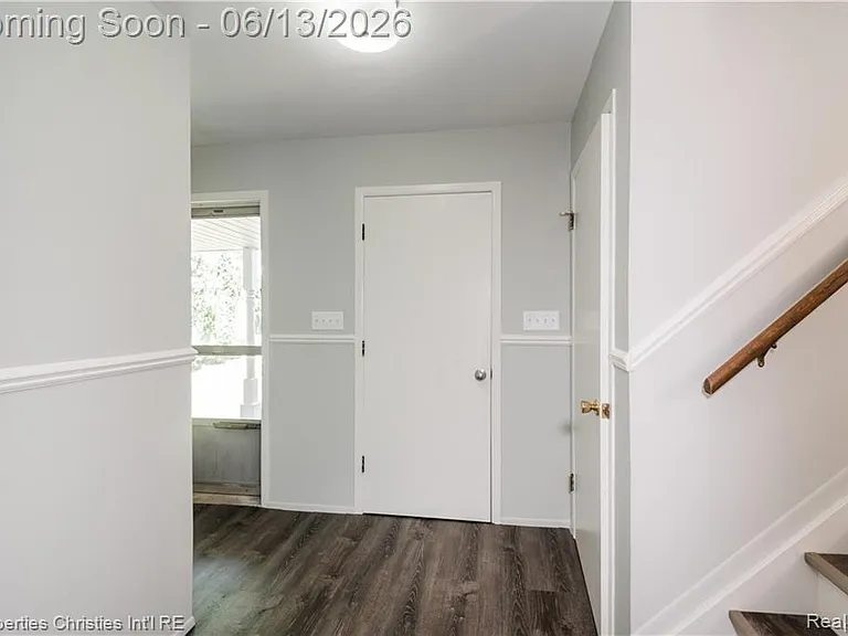 215 Woodsboro Dr — Photo 2