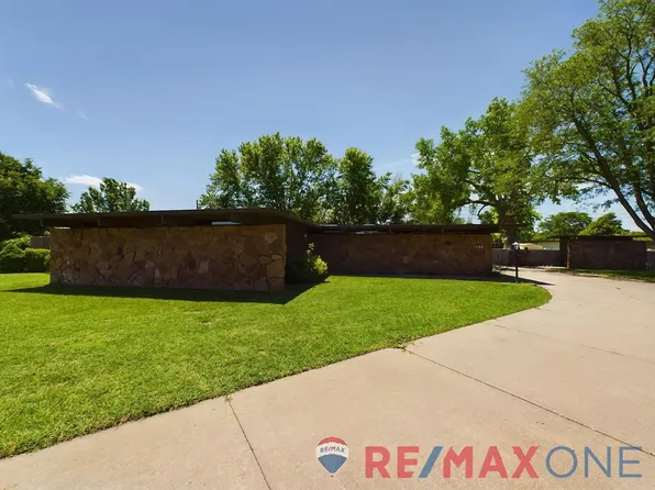 1204 Circle Dr, Garden City, KS 67846