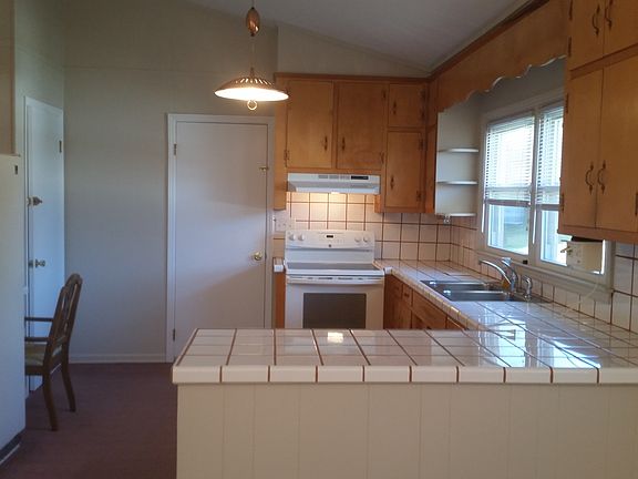 3rd image of 402 Rosemary Ln