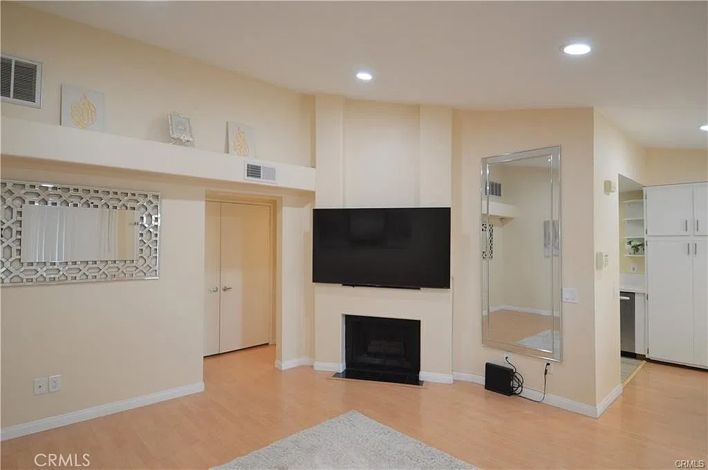 83 Alberti Aisle — Photo 4