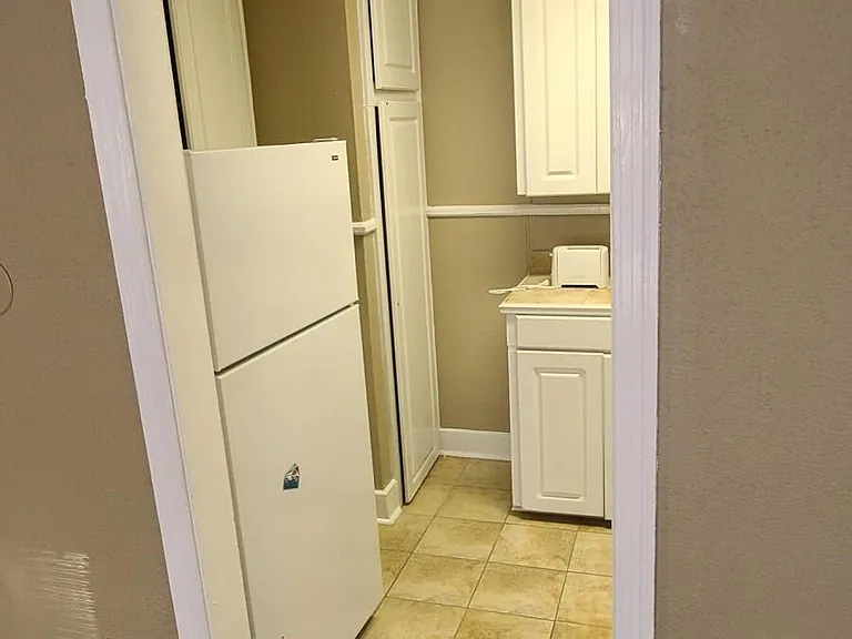 327 Decelle St #B — Photo 8
