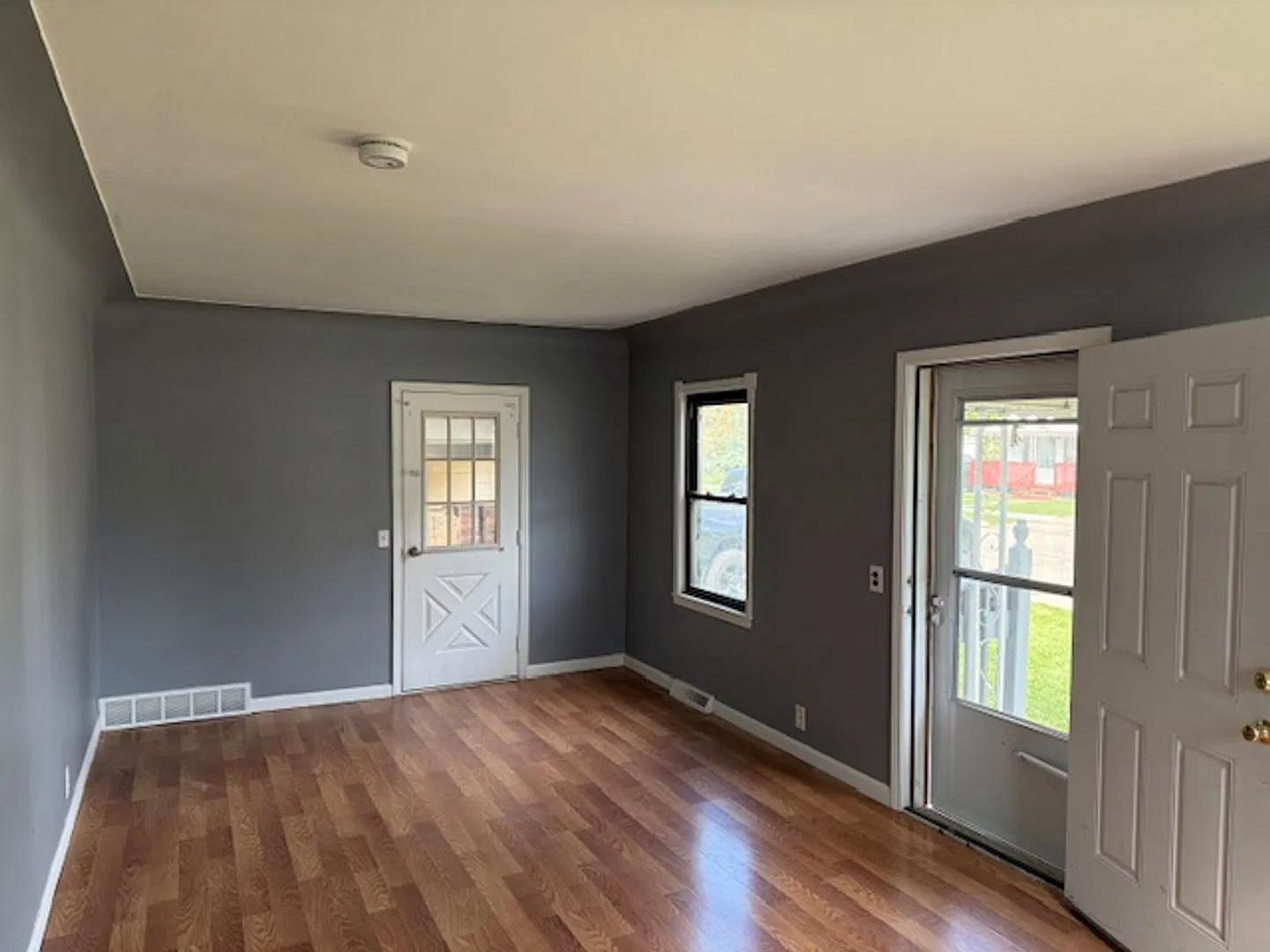 Charming & Move-In Ready 2-Bedroom Ranch in Roseville! — Photo 2