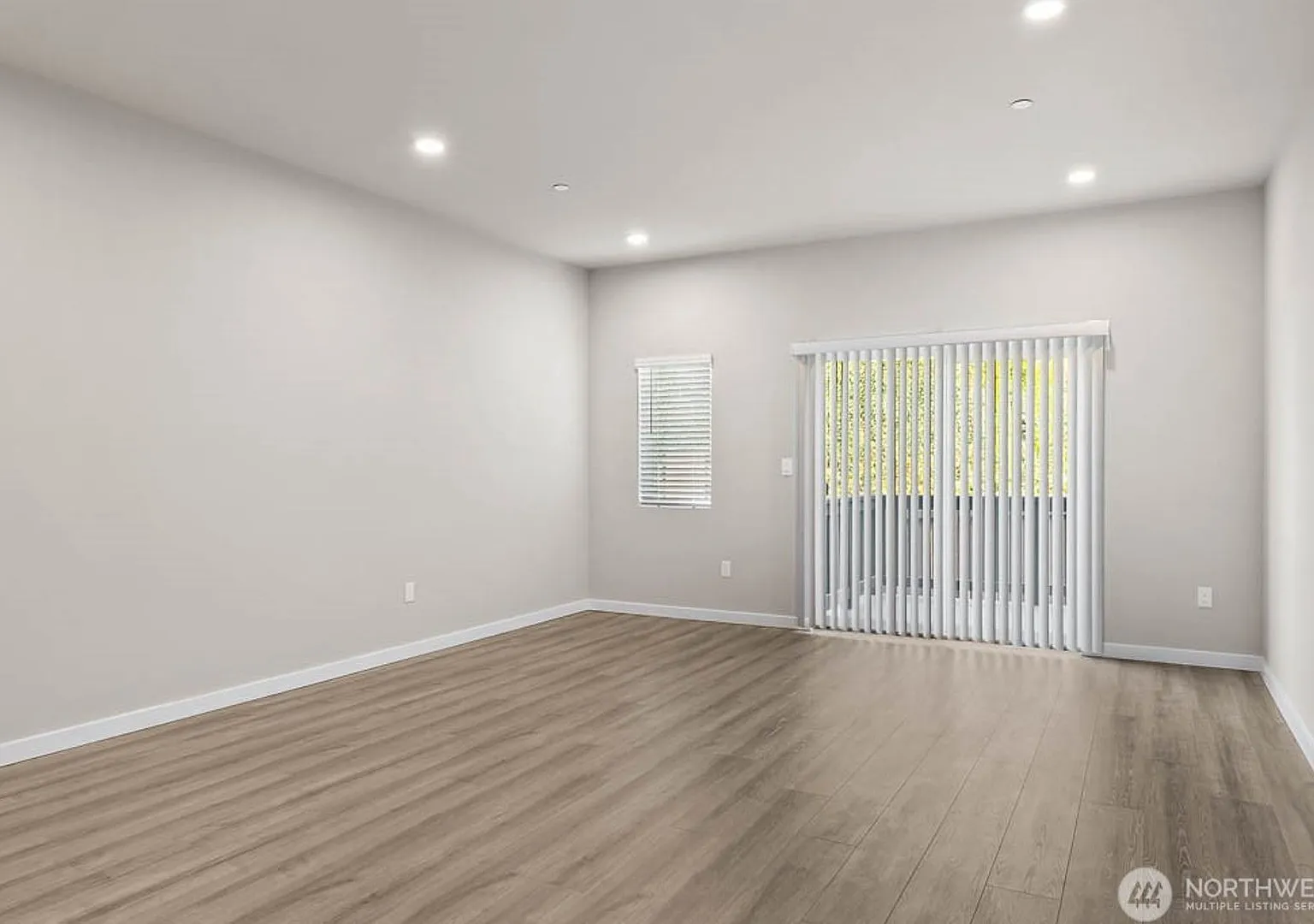 3bd/2.5ba Lynnwood Townhome — Photo 4