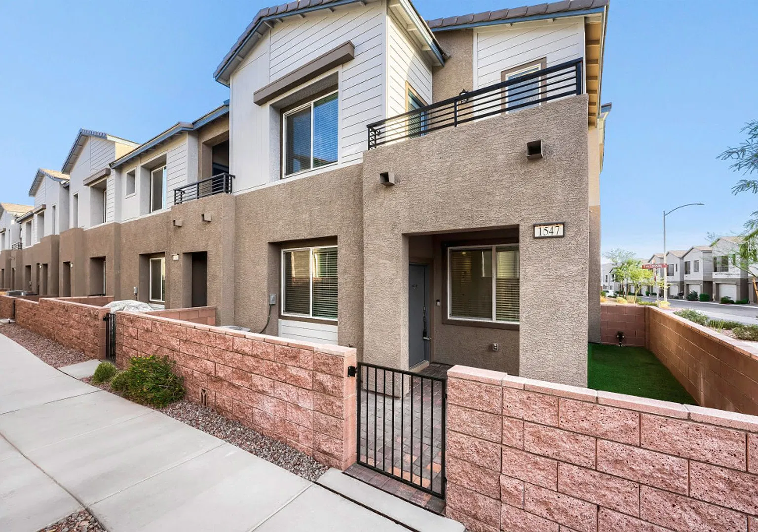 2 Weeks Free! Immaculate 4-Bedroom, 3-Bath Pet-Friendly Corner Home! — Photo 3