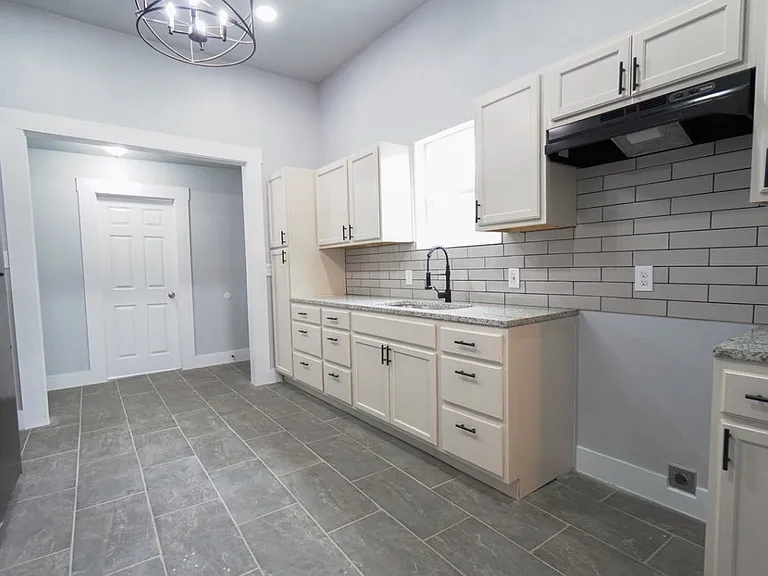 1139 Morales St — Photo 15
