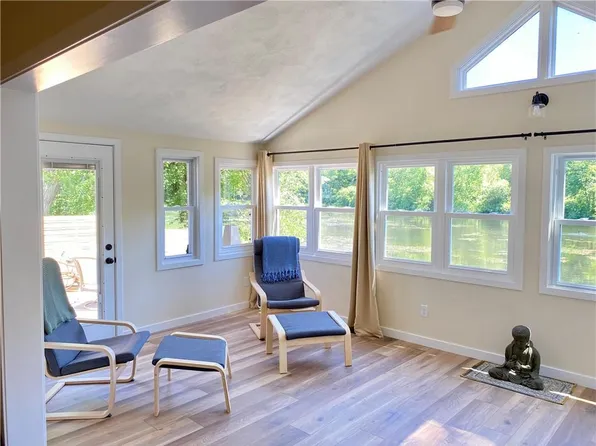 3 Spruce Dr, Scituate, RI 02831