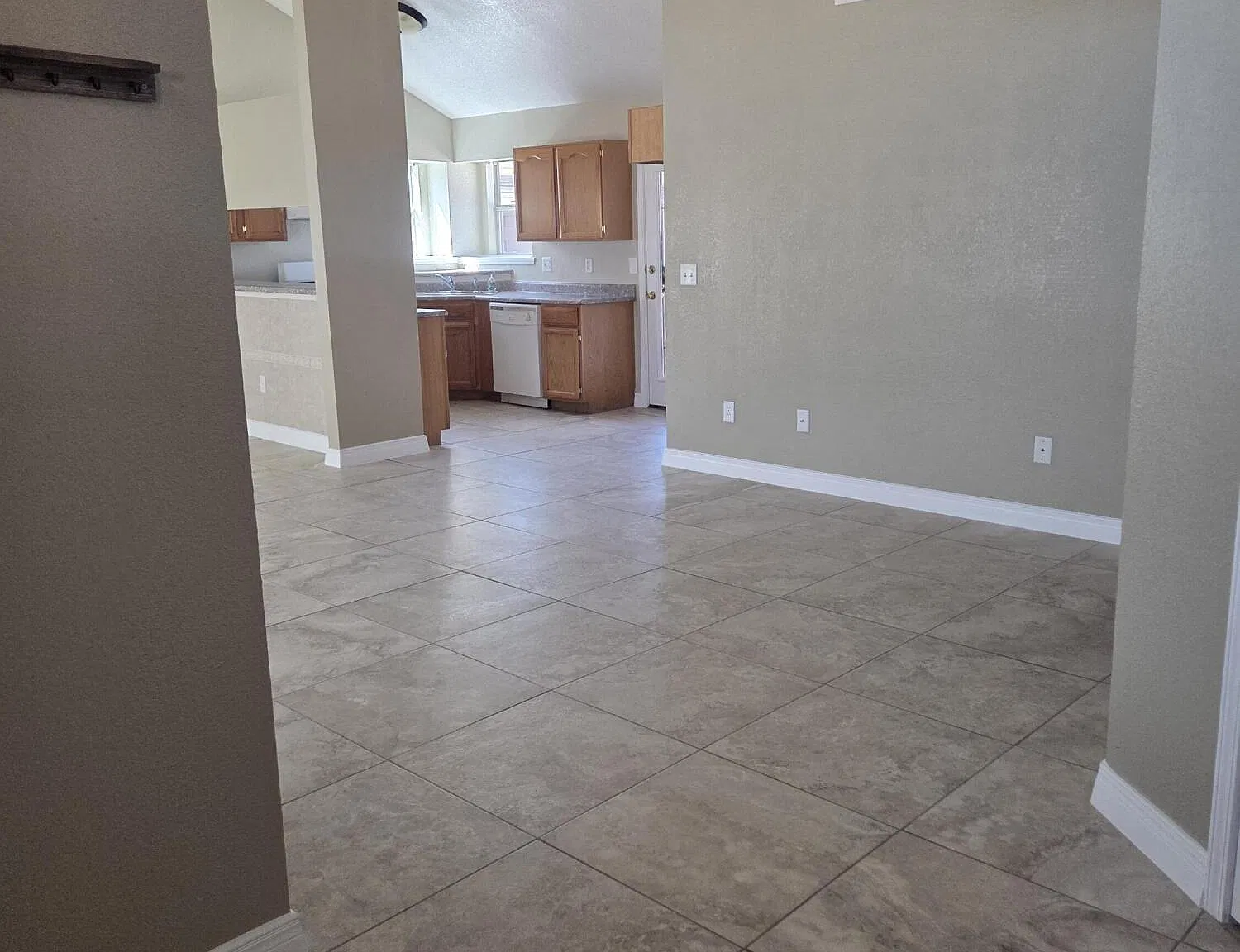 4 bed, 2.0 bath, 1385 sqft, $1,600 — Photo 3