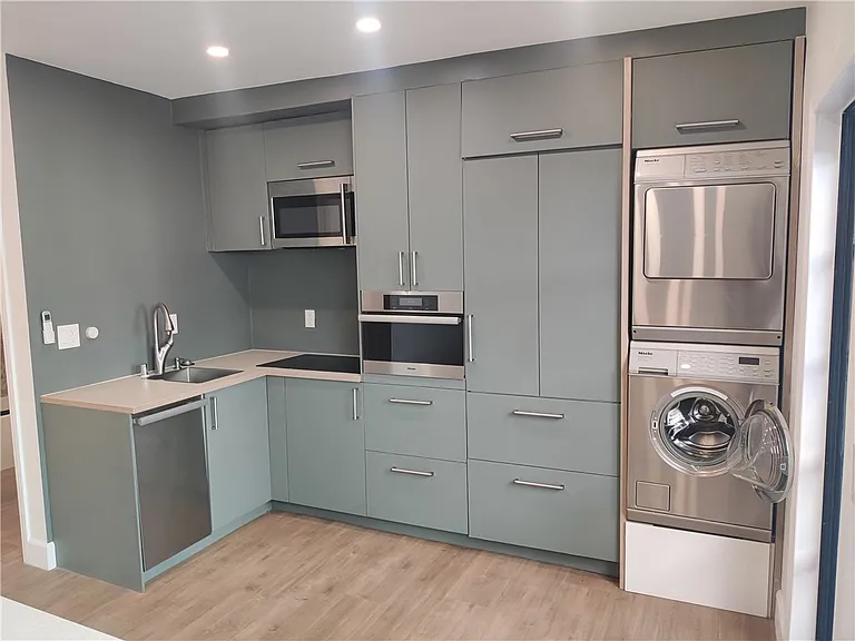 2618 S Bentley Ave — Photo 3
