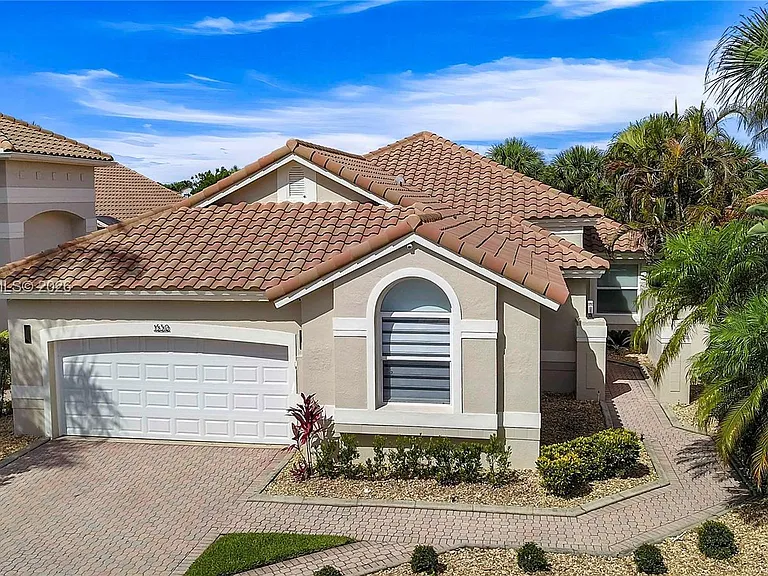 1530 Lacosta Dr W — Photo 32