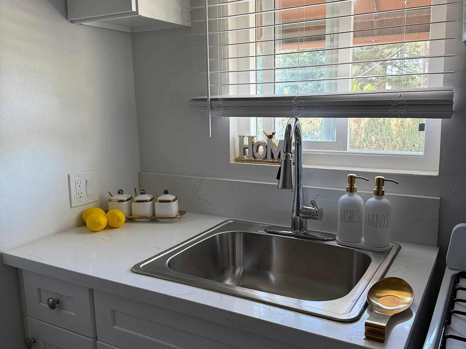 Studio, 420 sqft, $1,395 — Photo 3