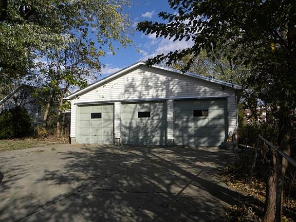 3 Car Detached Garage