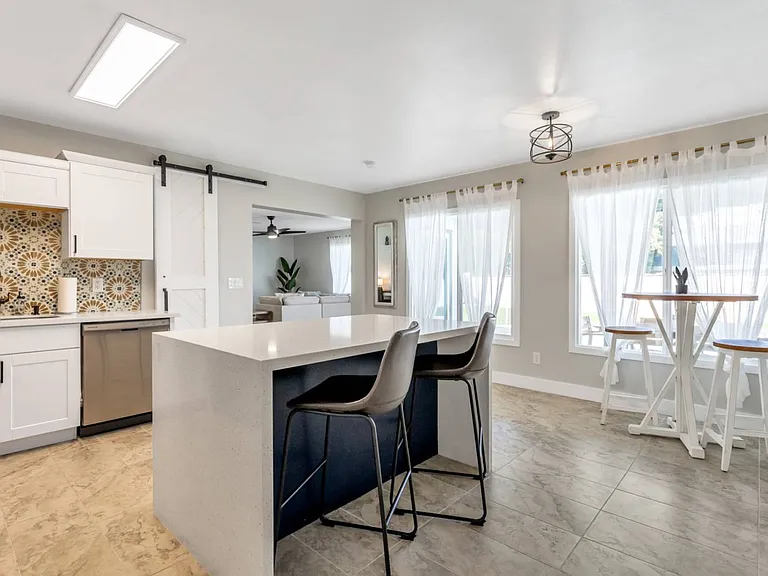 2124 E Hillery Dr — Photo 15