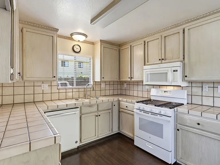 498B Beck St — Photo 8
